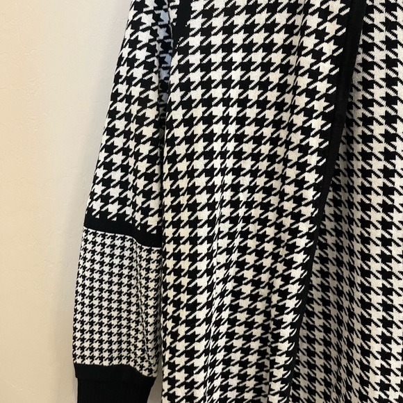 Striking Vince Camuto black and white sweater - Picture 5 of 11